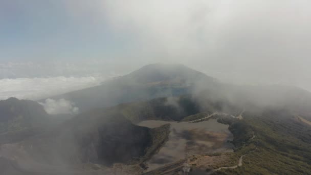 Irazu Vulkan Krater Med Turrialba Vulkan Bakgrunden Flyger Genom Molnet — Stockvideo