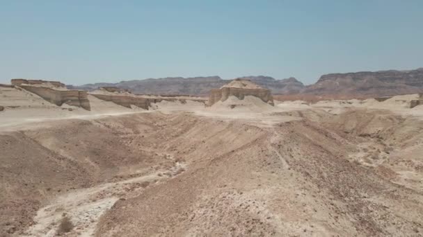 Πετώντας Πάνω Από Βουνά Της Ερήμου — Αρχείο Βίντεο
