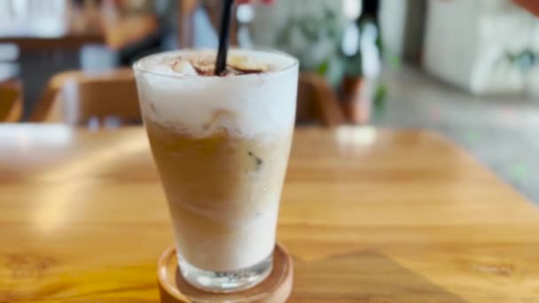 Bevanda Fredda Mescolante Del Macchiato Del Caffè Freddo Schiuma Cremosa — Video Stock