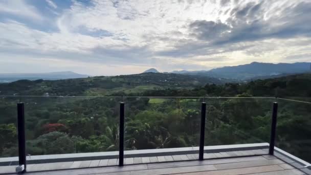Terraço Bonito Panorama Mountain View Claro Sky Golf Course — Vídeo de Stock
