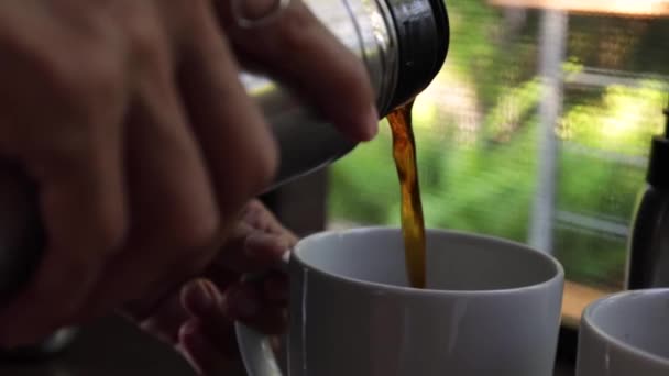 Donna Che Versa Caffè Una Tazza Una Termofiaschetta Acciaio Inossidabile — Video Stock