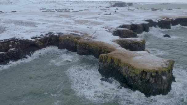 Grova Vågor Bryter Klippiga Stranden Arnarstapi Vintern Island Luftremsa — Stockvideo