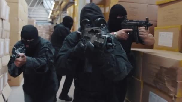 Special Forces Military Team Raid Warehouse Guns Drawn Wearing Balaclavas — ストック動画