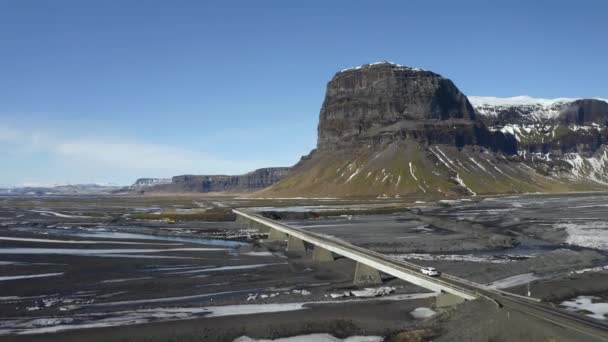 Vehicles Crossing One Lane Bridge Spanning Nupsvotn River Lomagnupur Mountain — Vídeos de Stock