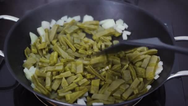 Alimentos Cactus Fritos Con Cebolla Por Cocinero Una Cocina Tradicional — Vídeos de Stock