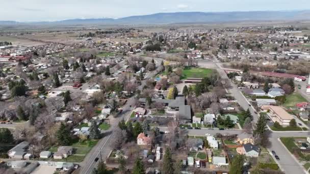 位于华盛顿西部Kittitas县Ellensburg市的华盛顿大学中央住宅区拍摄的4K无人驾驶飞机镜头 — 图库视频影像