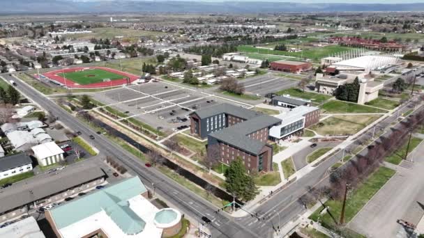 Mozgókép Drón Felvétel Central Washington Egyetem Sportpályáiról Pénztárépületéről Ellensburgban Kittitas — Stock videók