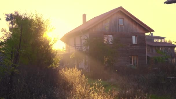 Building Eco Village Sieben Linden Bathed Golden Sun Light — Stock video