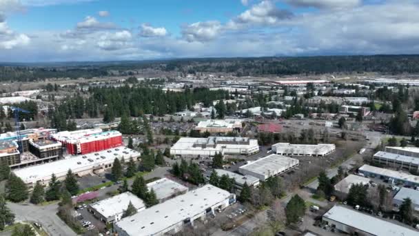 Cinematic Aerial Drone Trucking Shot Construction 520 Exchange Redmond Town — ストック動画