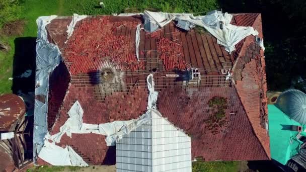 Zicht Vanuit Lucht Boomtoppen Vervallen Rood Dak Van Een Oude — Stockvideo