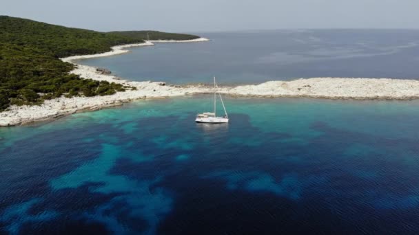 White Boat Anchored Pebble Beach Emplisi Kefalonia Island Aerial Shot — Stok video