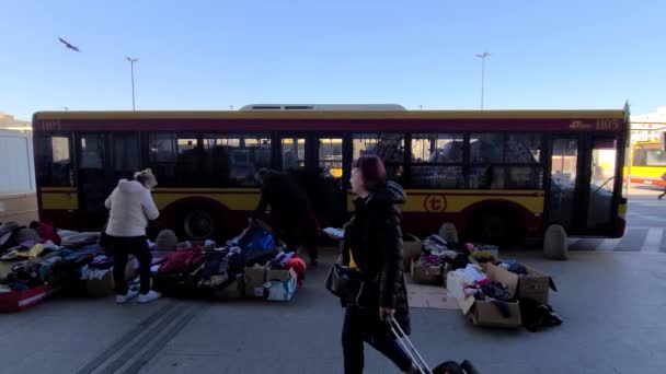 Woman Search Clothes Shelter Freedom Border Poland — Stock videók