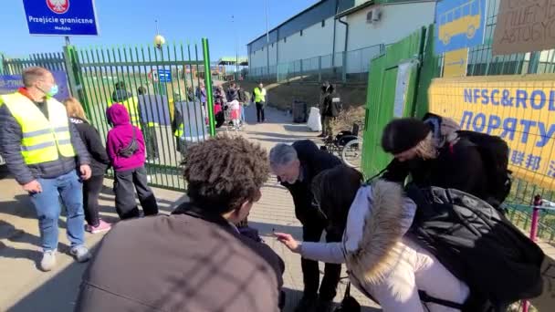 Polonya Ukrayna Gümrük Sınırı Mültecilerle Otobüs Stasyonunda Röportaj — Stok video