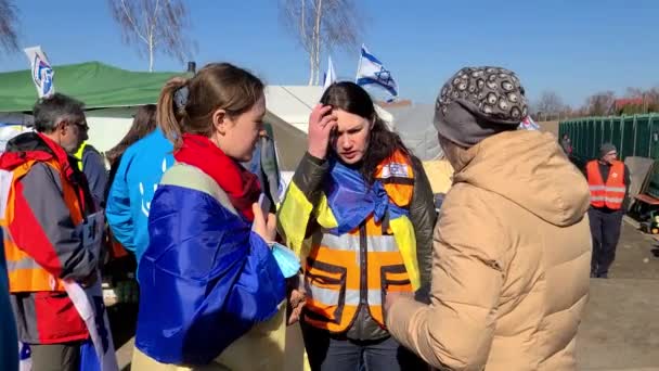 Vrijwilligers Helpen Een Oekraïense Vrouw Een Vluchtelingenkamp Aan Grens Met — Stockvideo