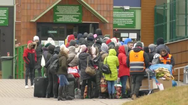 Ukrainian Refugees Waiting Long Line Get Refugee Camp Poland — Stock video