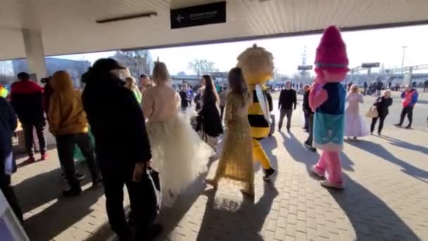 Діснеївські Персонажі Поділяють Надію Турботу Залізничній Станції Польщі — стокове відео