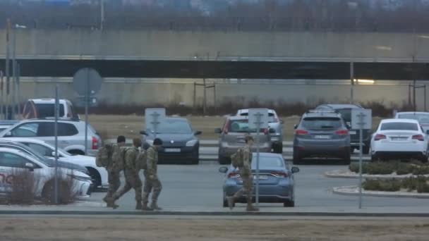 Soldats Polonais Uniformes Armée Camouflage Base Otan Pour Aide Humanitaire — Video