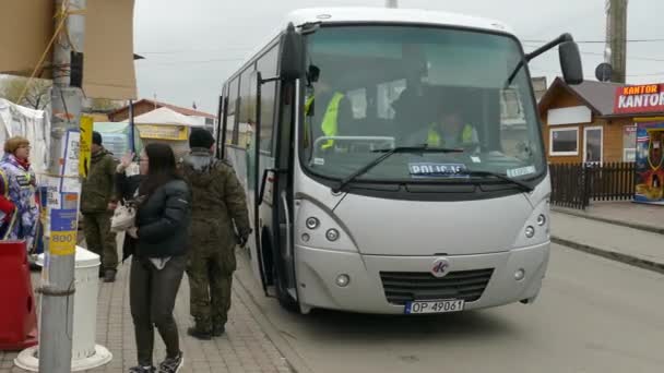 Ukrainians Arriving Refugee Base Camp Polish Police Bus — Stockvideo