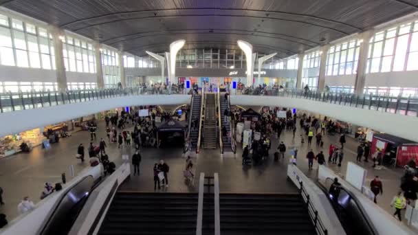 People Walking Warsawa Wschodnia Train Station Ukraine Refugees Russian War — Stok Video