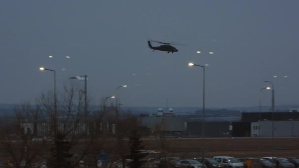 Vojenský Vrtulník Black Hawk Základně Nato Pro Ukrajinskou Humanitární Pomoc — Stock video