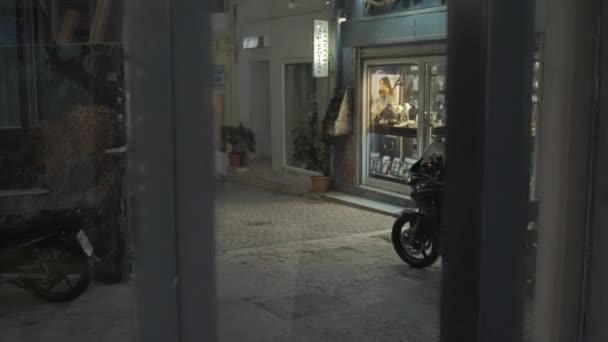 Man Rijdt Motor Door Griekse Straten Nachts Tracking Schot — Stockvideo