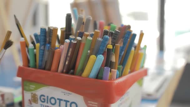 一盒各种颜色的铅笔和记号 — 图库视频影像