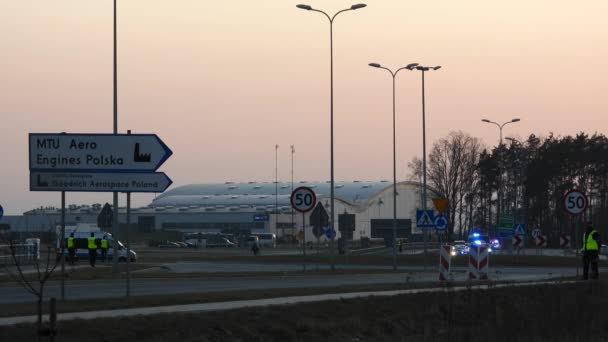 Medidas Seguridad Policiales Torno Aeropuerto Internacional Polonia Cruce Fronterizo Aduanero — Vídeo de stock