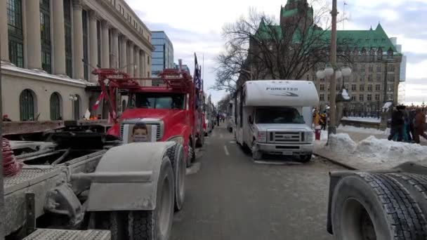 Caminhões Estacionados Nas Ruas Liberdade Caminhoneiros Comboio Protestar Ottawa City — Vídeo de Stock