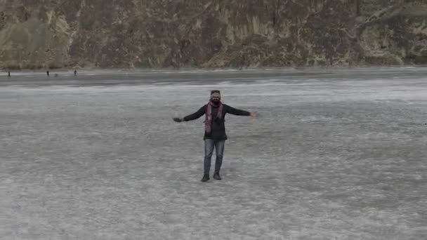 Adult Male Standing Frozen Khalti Lake Open Arms Dolly Zoom — ストック動画