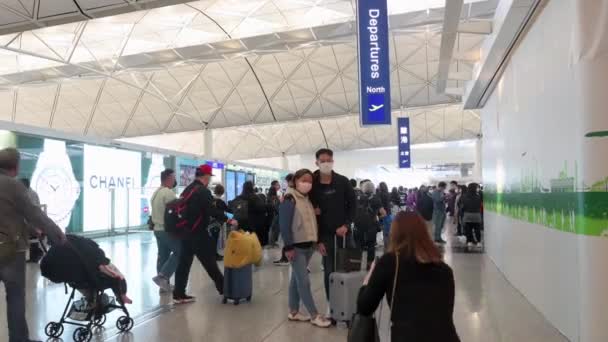 Pasażerowie Zrobić Zdjęcia Przed Halą Odlotów Podpisać Chek Lap Kok — Wideo stockowe