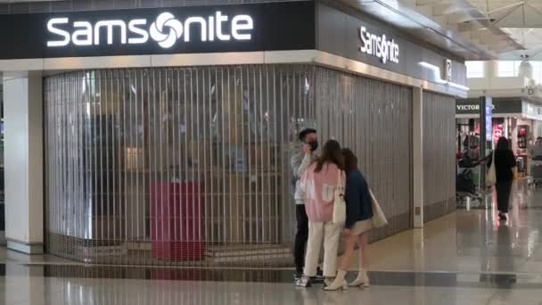 Passagerare Går Förbi Stängd Amerikansk Bagagetillverkare Och Återförsäljare Samsonite Butik — Stockvideo