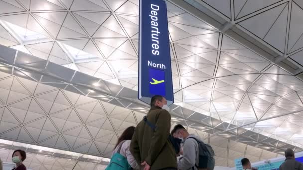 Passagiere Vor Der Abflughalle Des Chek Lap Kok International Airport — Stockvideo