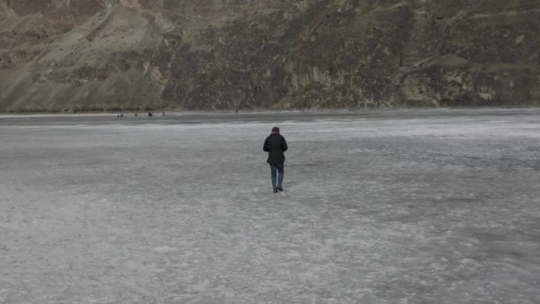Adult Male Walking Frozen Khalti Lake People Ice Skating Background — Vídeo de stock