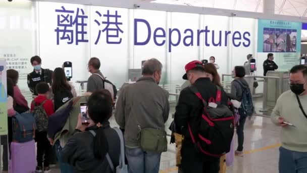Passagiers Wachten Rij Door Veiligheidscontrole Gaan Chek Lap Kok International — Stockvideo
