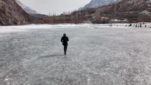 Hombre Adulto Caminando Través Del Lago Congelado Khalti Con Gente — Vídeos de Stock