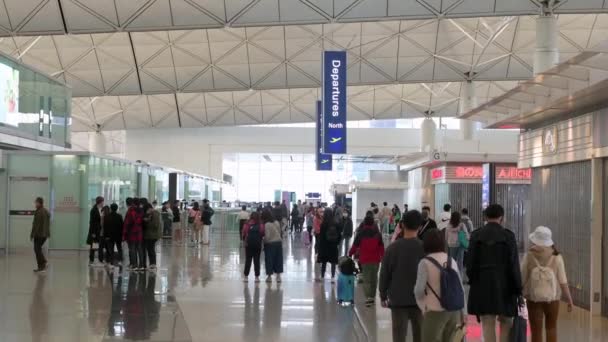 Pasażerowie Przechodzą Przez Halę Odlotów Lotnisku Chek Lap Kok Hongkongu — Wideo stockowe
