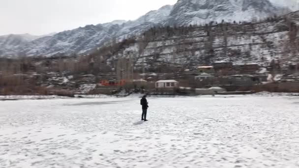 Låg Antenn Cirkel Dolly Runt Vuxen Man Stående Snötäckt Mark — Stockvideo