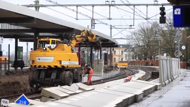 Zutphenの鉄道線路のメンテナンスと建設作業重い機械は その場所に大きなブロックを置く — ストック動画