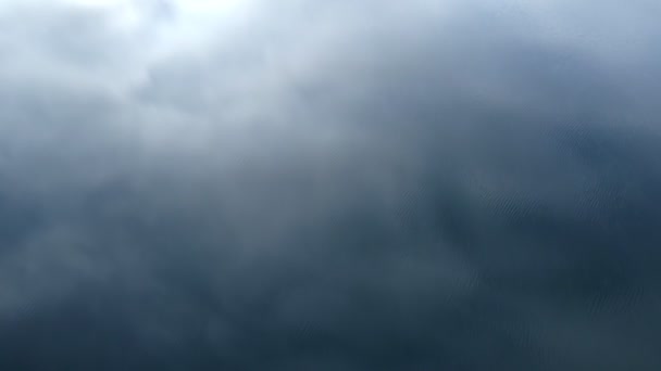 Абстрактный Фон Отражения Голубых Серых Облаков Поверхности Озера Выстрел Дрона — стоковое видео