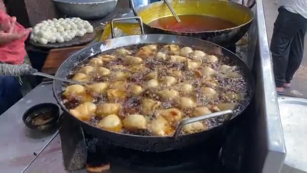 Shot Making Delicious Crunchy Samosas Roadside Dhaba Closeup Bubbles Oil — Video Stock