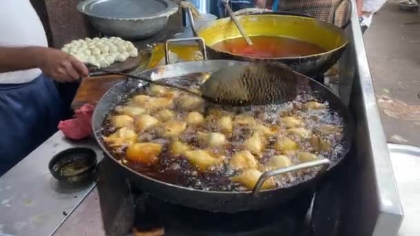 4K杯烧热的萨莫萨酒在油锅里冒出 美味的印度油炸馅饼 新鲜的从煎锅里出来 印度美食 油炸糕点 格式化食品射击 — 图库视频影像