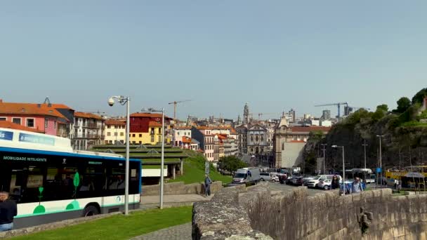 Plan Ralenti Conduite Autobus Marche Des Gens Sur Route Porto — Video