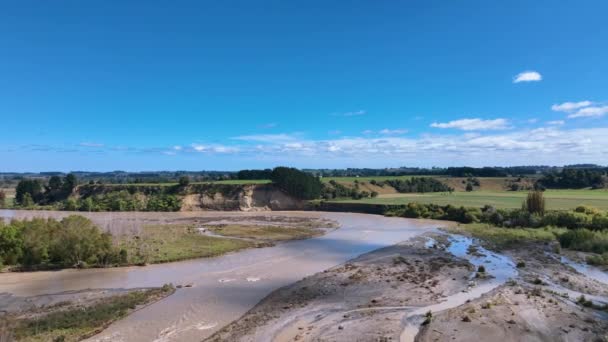 Lot Nad Rozszalałą Brązową Rzeką Erozji Nowych Dramatycznych Klifów Rangitikei — Wideo stockowe