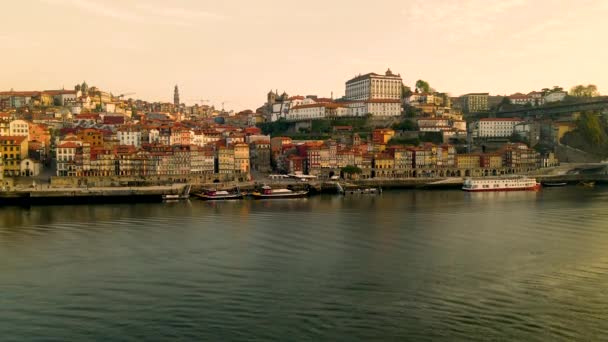 日出时分 美丽的沿海城市波尔图的俯冲镜头 山顶上有五彩斑斓的房屋和大学 Tranquil Douro河 码头上有停泊的船只 — 图库视频影像