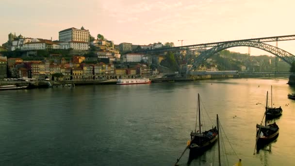 ポルトとブリッジのスカイラインを背景にした空中飛行 ポルトガル ヨーロッパ — ストック動画