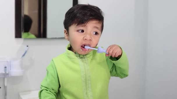 Bebé Mexicano Aprendiendo Cepillarse Los Dientes — Vídeos de Stock