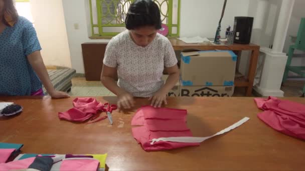 Costurera Latina Ajustando Vestido Taller Diseñador Moda — Vídeos de Stock