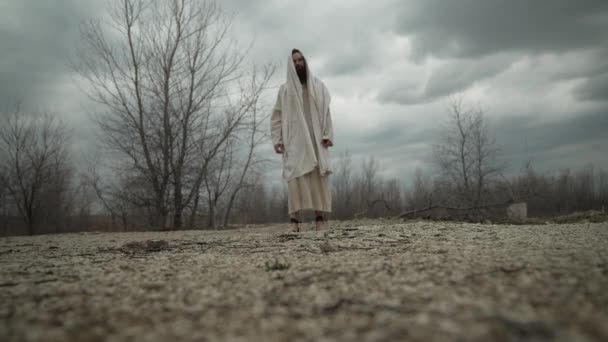 Jesus Cristo Deus Páscoa Bíblia Orando Orando Exterior Nublado Nublado — Vídeo de Stock