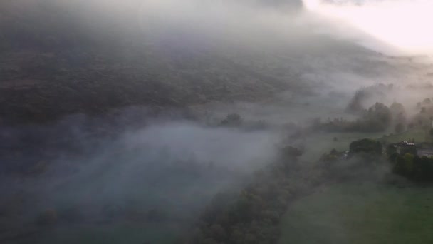 Légi Kilátás Ködös Völgyre Ősz Abruzzo Olaszország Követés Drónlövés — Stock videók