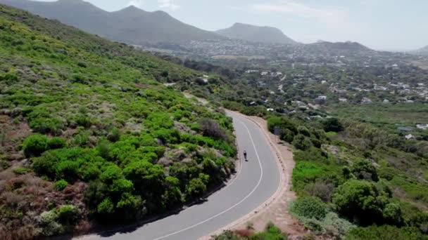Dağ Bisikletçilerinin Havadan Görünüşü Dik Kıvrımlı Yollarda Bisiklet Sürmeleri Yeşil — Stok video